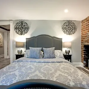Restored Historic 5 Bedroom 4 And A Half Bath Holiday home Savannah